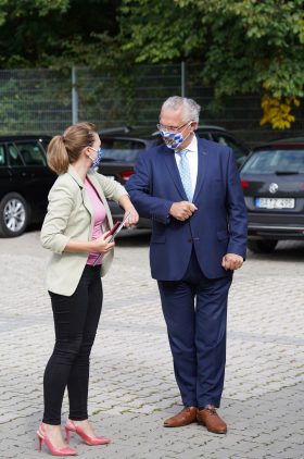 Digitalministerin Judith Gerlach, MdL und Innenminister Joachim Herrmann, MdL begrüßen sich vor der gemeinsamen Pressekonferenz in Eichstätt.