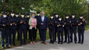 Gruppenbild mit Digitalministerin Gerlach, Innenminister Herrmann jungen Polizist.innen