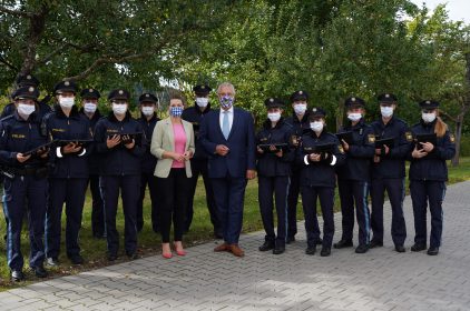 Gruppenbild mit Digitalministerin Gerlach, Innenminister Herrmann jungen Polizist.innen