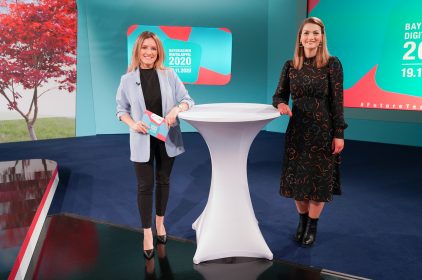 Gastgeberin, Digitalministerin Judith Gerlach, MdL (rechts) mit Moderatorin Anna Noé (links)