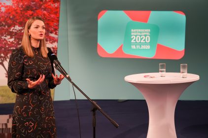 Digitalministerin Judith Gerlach, MdL betont: „Digitale Technologien können einen großen Beitrag für die Umwelt leisten. Künstliche Intelligenz etwa lässt sich für den Klimaschutz einsetzen, die Blockchain kann bei der Nachverfolgung von Lieferketten oder Rohstoffen helfen. Deshalb müssen wir Digitalisierung und Klimaschutz zusammendenken."