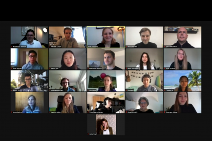 Screenshot einer Videokonferenz mit 21 Teilnehmer.innen