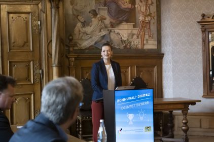 Digitalministerin Judith Gerlach steht an einem digitalen Rednerpult