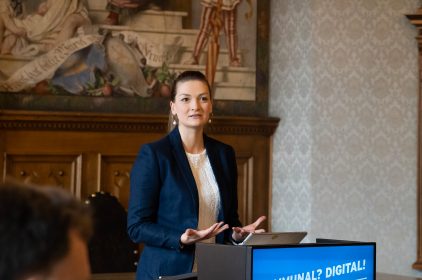 Digitalministerin Judith Gerlach, MdL startet den Ideenwettbewerb „Kommunal? Digital!“. Staatsministerin Gerlach formuliert als Ziel der Initiative: „Unsere schönen bayerischen Kommunen mit Hilfe der Digitalisierung noch umweltfreundlicher, effizienter, lebenswerter und so quasi ‚smarter‘ zu machen.“