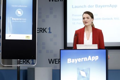 Digitalministerin Judith Gerlach stellt die BayernApp im Münchner WERK1 vor