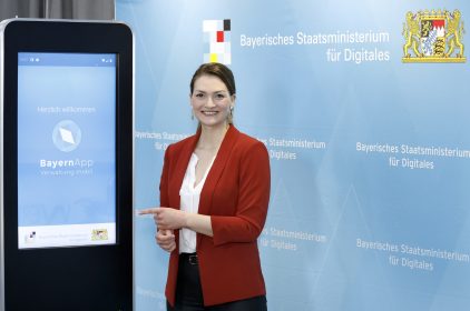 Digitalministerin Judith Gerlach stellt die BayernApp vor: „Mit dem Start der BayernApp machen wir einen Riesensprung vorwärts bei der digitalen Transformation der Verwaltung in Bayern. Bayern ist damit bundesweit Vorreiter und setzt beim MobileGovernment ein dickes, digitales Ausrufezeichen.“