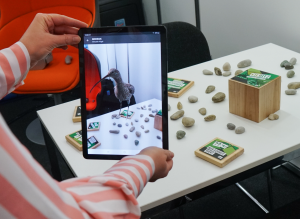 3D-Darstellung eines Vogels im Tablet, ermöglicht mithilfe einer Augmented Reality App.