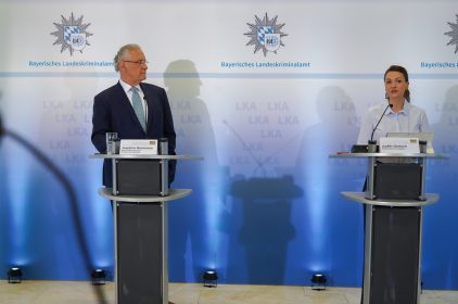 Staatsminister Herrmann wies nochmals auf die verborgenen Gefahren hin: "Vielen ist gar nicht bewusst, wie schnell man sich strafbar machen kann oder selbst zum Opfer wird, beispielsweise durch Erpressung mit zuvor versandten Nacktbildern." 