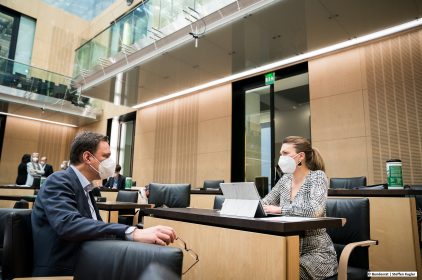 Bayern in Berlin - Digitalministerin Judith Gerlach im Austausch mit Justizminister Georg Eisenreich bei der 1001. Plenarsitzung des Bundesrates