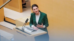 Digitalministerin Gerlach steht am Rednerpult