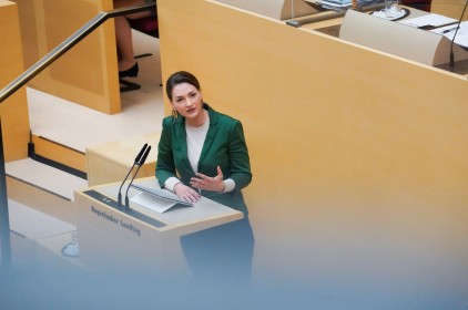 Digitalministerin Gerlach steht am Rednerpult