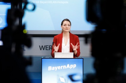 Digitalministerin Gerlach steht an einem Rednerpult