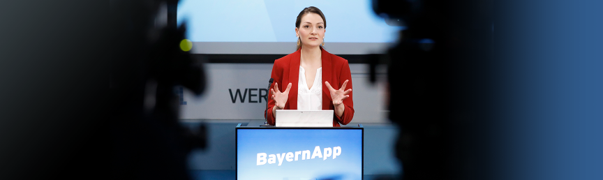 Digitalministerin Gerlach steht an einem Rednerpult