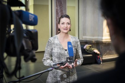 Direkt nach der Abstimmung gibt Digitalministerin Judith Gerlach ein TV-Interview zum Registermodernisierungsgesetz: „Entscheidend ist für mich ein hohes Datenschutzniveau, das durch das Registermodernisierungsgesetz erfüllt wird. Die Bürgerinnen und Bürger können über ein sogenanntes Datencockpit nachträglich Auskunft erhalten, welche konkreten Daten zwischen Behörden übermittelt wurden. Das schafft Transparenz.“