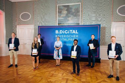 Digitalministerin Judith Gerlach (Mitte) mit den Preisträgerinnen und Preisträgern beim 1. Bayerischen Digitalpreis B.DiGiTAL in Schloss Nymphenburg