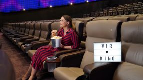 Digitalministerin Gerlach sitzt im Kino