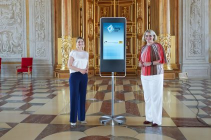 Staatsministerin für Digitales, Judith Gerlach, MdL (links), und Oberbürgermeisterin von Augsburg, Eva Weber (rechts), bei der gemeinsamen Pressekonferenz zu „Online - fertig - los!” im Goldenen Saal des  Augsburger Rathauses.