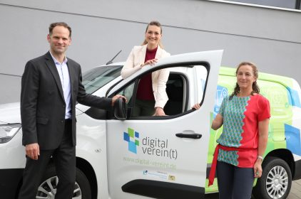 Digitalministerin Gerlach mit dem digital verein(t) Bus