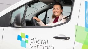 Digitalministerin Gerlach sitzt im digital verein(t) Bus