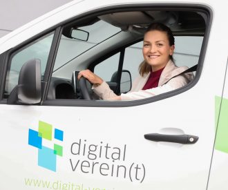 Digitalministerin Gerlach sitzt im digital verein(t) Bus