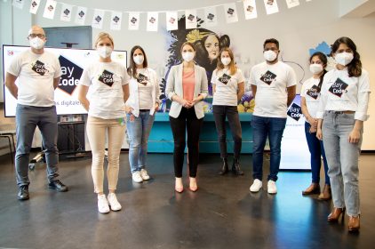 Gruppenbild mit dem BayCode-Team der RediSchool. Alle tragen T-Shirts mit dem BayCode-Logo. Digitalministerin Gerlach steht in der Mitte.
