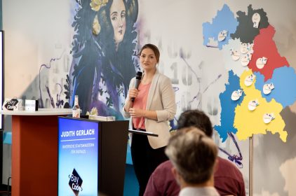 Digitalministerin Judith Gerlach beim Start der Initiative BayCode. Das Programm tourt in den kommenden drei Jahren durch Bayern. Ziel ist es, rund 5.000 junge Menschen zwischen 11 und 18 Jahren in Hackathons für digitale Technologien zu begeistern.