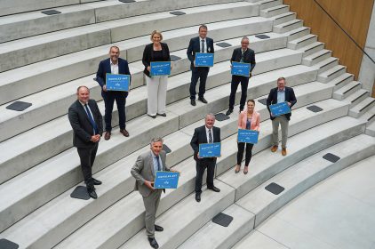 vordere Reihe: Herbert Burkhard (Leiter des Amts für Informationstechnik und Digitalisierung der Stadt Bamberg), Bernd Kuch (Referent für Personal-, Organisations- und IT-Management der Stadt Ingolstadt), Staatsministerin Judith Gerlach, Oberbürgermeister der Stadt Amberg Michael Cerny<br />
zweite Reihe: Frank Pintsch (IT-Fachreferent der Stadt Augsburg), Harald Riedl (Kämmerer und Referatsleiter für Finanzen, Personal und IT der Stadt Nürnberg), Oberbürgermeisterin der Stadt Augsburg Eva Weber, Erster Bürgermeister der Stadt Bad Königshofen Thomas Helbling, Oberbürgermeister der Stadt Straubing Markus Pannermayr 