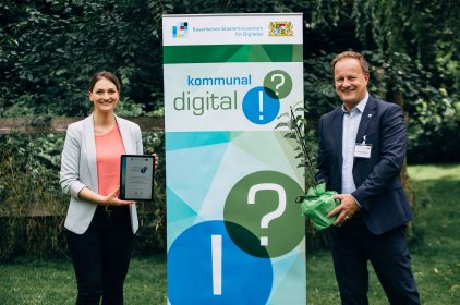 Staatsministerin Judith Gerlach mit Robert Niedergesäß, dem Landrat von Ebersberg