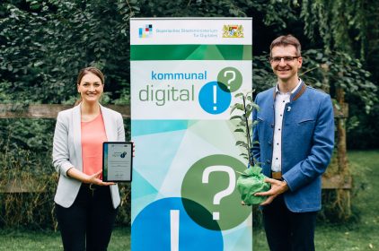 Staatsministerin Judith Gerlach mit Karlheinz Roth, Erster Bürgermeister von Spiegelau und 1. Vorsitzender der ILE Nationalparkgemeinden