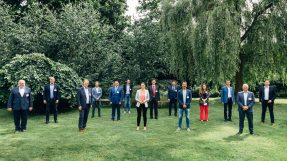 Gruppenbild der Preisträger.innen mit Digitalministerin Gerlach