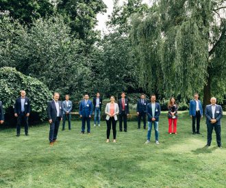 Gruppenbild der Preisträger.innen mit Digitalministerin Gerlach