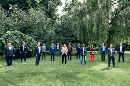 Gruppenbild der Preisträger.innen mit Digitalministerin Gerlach