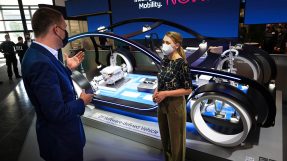 Digitalministerin Gerlach steht vor einem Automodell
