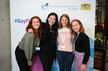 4 junge Damen vor BayFiD-Pressewand