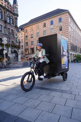 Digitalministerin Judith Gerlach radelt am Marienplatz