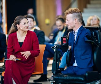 Digitalministerin Gerlach mit Janis McDavid.