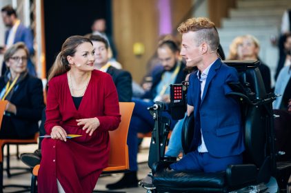 Digitalministerin Judith Gerlach (links) im Gespräch mit dem Keynote-Speaker Janis McDavid (rechts).