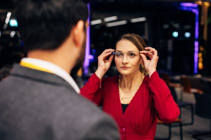 Digitalministerin Gerlach setzt eine smarte Brille auf.