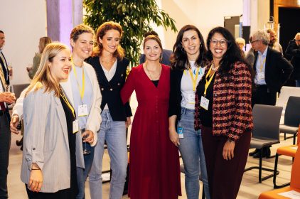 Digitalministerin Gerlach auf einem Gruppenfoto mit fünf weiteren Frauen.