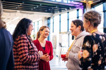 Digitalministerin Judith Gerlach tauscht sich mit ihren Gästen beim Bayerischen Digitalgipfel 2021 aus. 