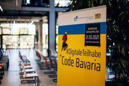 Roll-up mit Aufschrift ‚Digitale Teilhabe Code Bavaria‘.