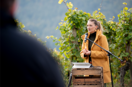 Digitalministeirn Gerlach spricht im Weinberg