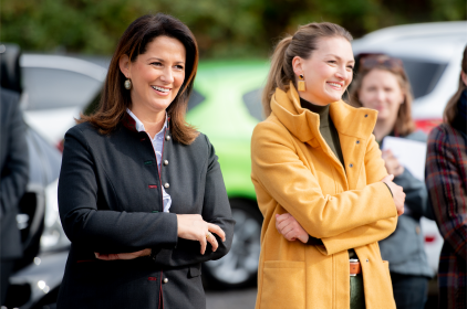 Landwirtschaftsministerin Michaela Kaniber, MdL (l.), und Digitalministerin Judith Gerlach, MdL (r.), beim gemeinsamen Ortstermin WeinBerg & DigiTal im unterfränkischen Alzenau.