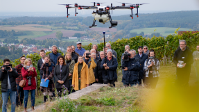 Eine Drohne fliegt über eine Menschenmenge