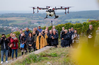 „Die neuen technischen Möglichkeiten helfen uns dabei, Weinanbau nachhaltig und zukunftsgerichtet zu betreiben. Nur wenn unsere Winzer mit digitaler Unterstützung konkurrenzfähig bleiben, können sie auch künftig ihren wertvollen Beitrag zum Erhalt der Kulturlandschaft und der Wirtschaftskraft einer ganzen Region leisten“, so Landwirtschaftsministerin Michaela Kaniber.