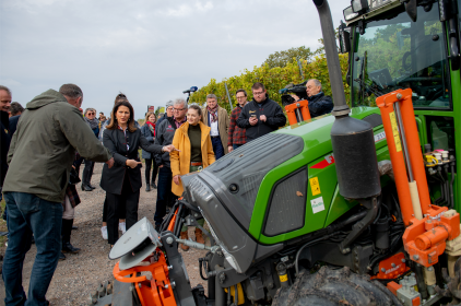 Auch ein Schlepper kann semiautonom durch den Weinberg fahren und dabei sein Umfeld per Laserscanner in Echtzeit abtasten. Eine echter Arbeitserleichterung für Winzerinnen und Winzer.