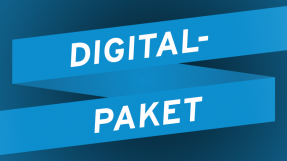 Blauer Hintergrund mit der Schrift: Digitalpaket
