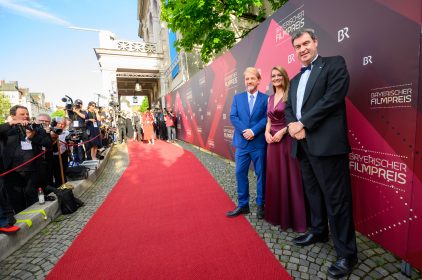 Ministerpräsident Dr. Markus Söder und Filmministerin Judith Gerlach mit dem Ehrenpreisträger des Ministerpräsidenten Sönke Wortmann.