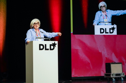 Geschäftsführerin der DLD, Steffi Czerny, spricht auf der Bühne des DLD 22.