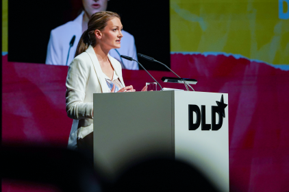 Zur DLD Eröffnung im Gasteig leistete Staatsministerin Judith Gerlach einen Redebeitrag mit der Kernbotschaft: "Innovationen sollten immer nach unseren eigenen Werten aufgebaut werden: Solidarität, Gerechtigkeit, Meinungsvielfalt und Toleranz."
